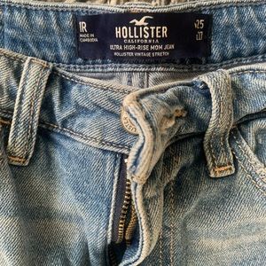 Hollister Ultra High Rise Mom Jean size  JR 1R W25 L27